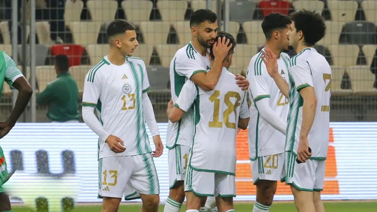 لاعب من المنتخب الجزائري يوقع في سويسرا خلال كأس الأمم الأفريقية